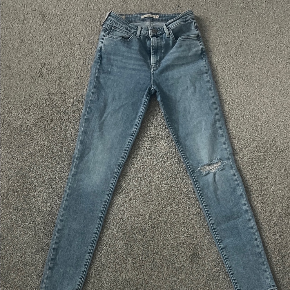 Levi's Mid Wash Women's Skinny Jeans with Distressed Knee
